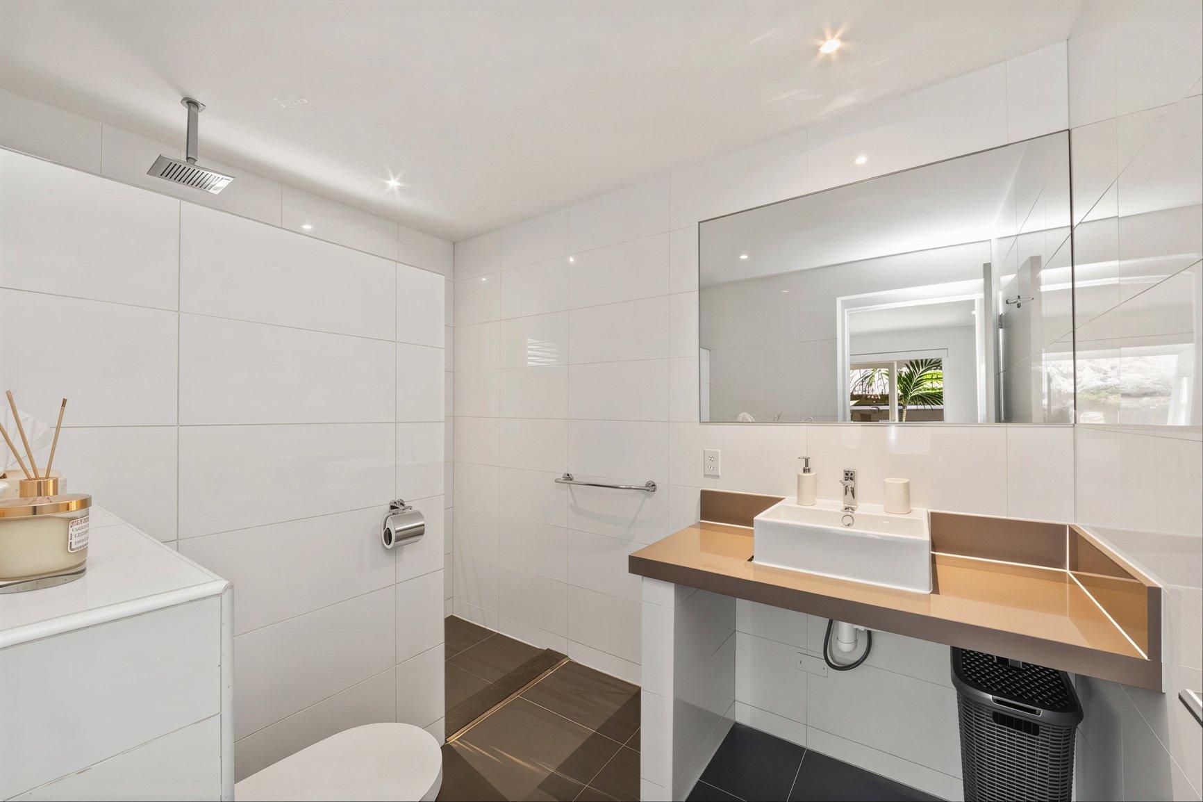Badkamer met inloopdouche en wastafel