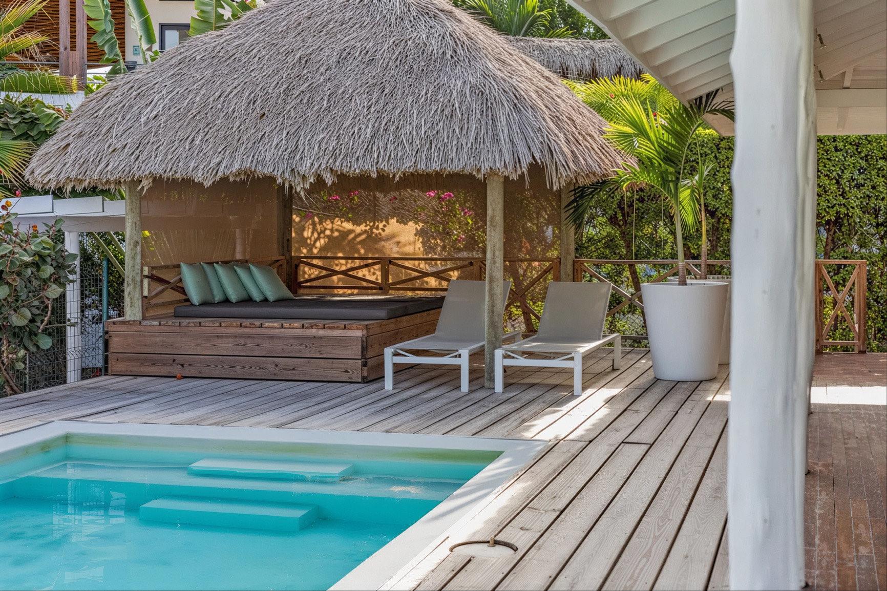 Palapa met daybed aan het zwembad