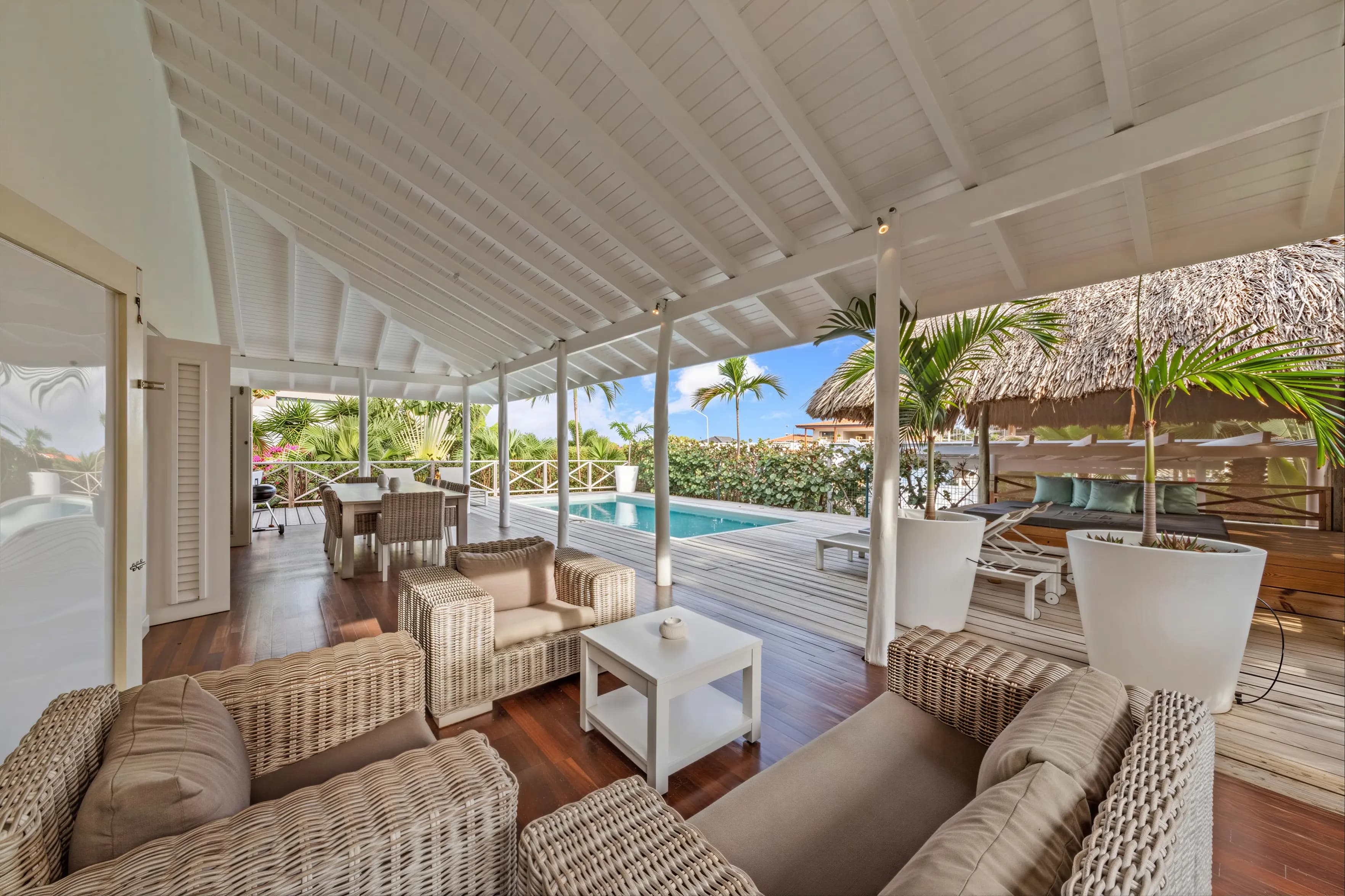 Villa Vidalou — terraza cubierta con asientos y vista a la piscina