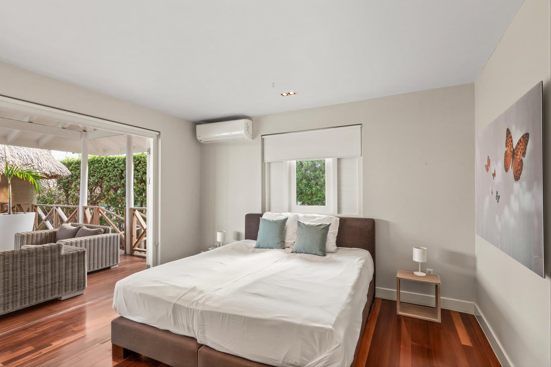 Dormitorio principal con suelo de madera